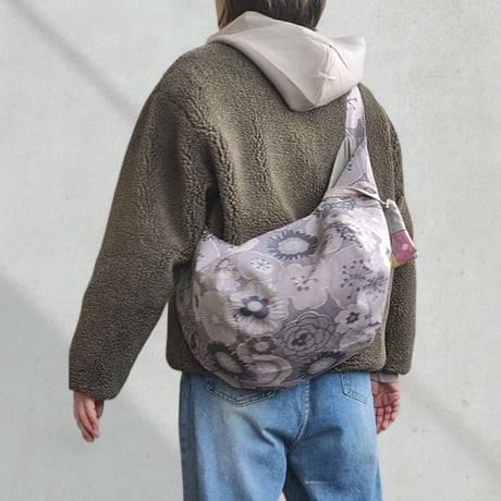 斜めがけするだけで可愛い♡ポンバッグPB124北欧大きな花柄グレー♡ショルダーバッグ体にフィットするボディバッグ斜めがけバッグ