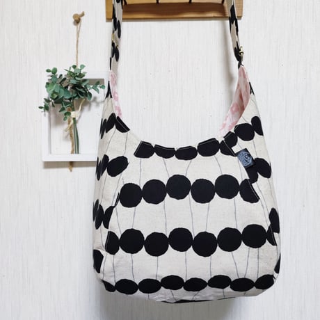 斜めがけするだけで可愛い♡ポンバッグPB105チェリードット生成り✕黒♡ショルダーバッグ体にフィットするボディバッグ斜めがけバッグ