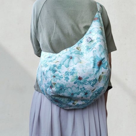 斜めがけするだけで可愛い♡ポンバッグPB109水色フラワーパラダイス♡ショルダーバッグ体にフィットするボディバッグ斜めがけバッグ