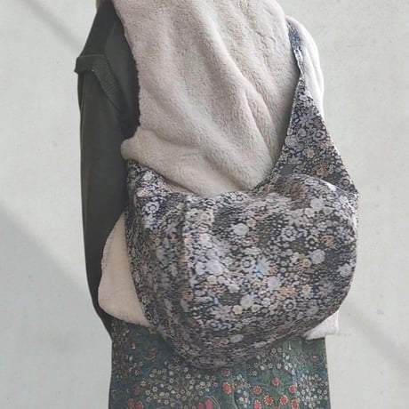 斜めがけするだけで可愛い♡ポンバッグPB122花園黒♡ショルダーバッグ体にフィットするボディバッグ斜めがけバッグ