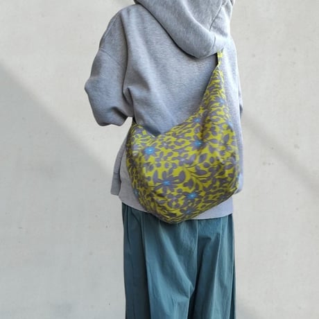 斜めがけするだけで可愛い♡ポンバッグPB129ボタニカルグレー×青花♡ショルダーバッグ体にフィットするボディバッグ斜めがけバッグ