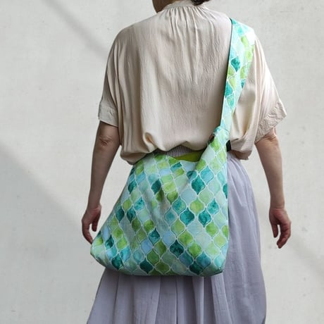 くったり寄り添うデカバッグ●【Mサイズ】BS26モロッカン☆幅広ベルトで肩がラク(*^^)vリバーシブルでも使える！ざっくりいろいろ入れたい！