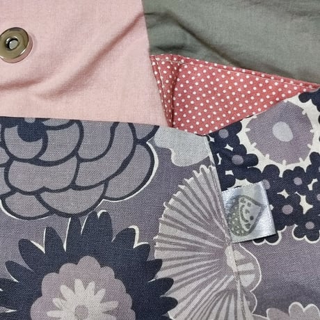 斜めがけするだけで可愛い♡ポンバッグPB124北欧大きな花柄グレー♡ショルダーバッグ体にフィットするボディバッグ斜めがけバッグ