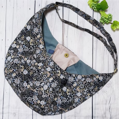 斜めがけするだけで可愛い♡ポンバッグPB122花園黒♡ショルダーバッグ体にフィットするボディバッグ斜めがけバッグ