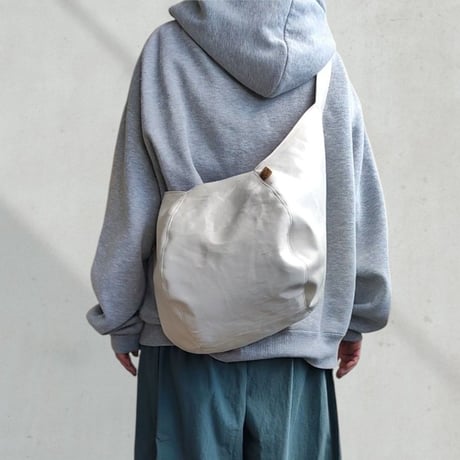 斜めがけするだけで可愛い♡ポンバッグPB133ミルクホワイト♡ショルダーバッグ体にフィットするボディバッグ斜めがけバッグ