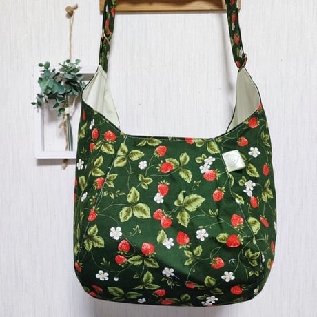 斜めがけするだけで可愛い♡ポンバッグPB123いちごダークグリーン♡ショルダーバッグ体にフィットするボディバッグ斜めがけバッグ