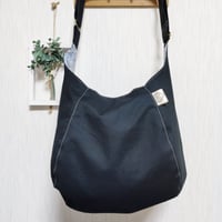 斜めがけするだけで可愛い♡ポンバッグPB130ブラック♡ショルダーバッグ体にフィットするボディバッグ斜めがけバッグ