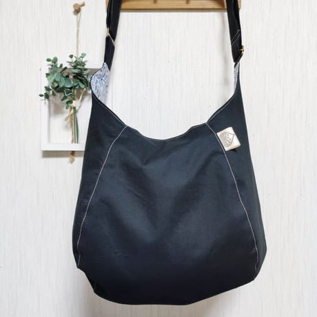 斜めがけするだけで可愛い♡ポンバッグPB130ブラック♡ショルダーバッグ体にフィットするボディバッグ斜めがけバッグ