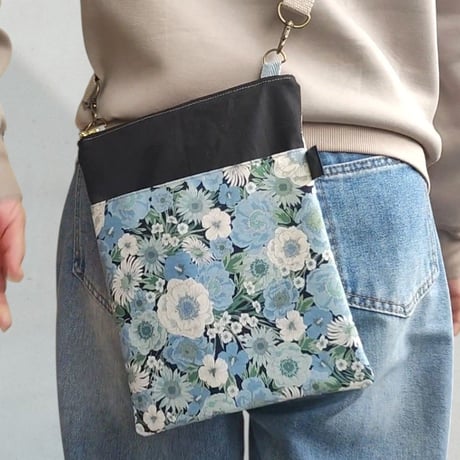身軽にお出かけ！サコッシュSH196☆白と青の花園☆スマホがさっと取り出せる！軽量仕様