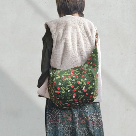 斜めがけするだけで可愛い♡ポンバッグPB123いちごダークグリーン♡ショルダーバッグ体にフィットするボディバッグ斜めがけバッグ