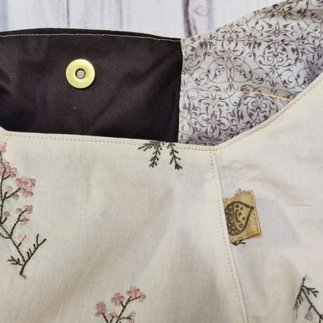 斜めがけするだけで可愛い♡ポンバッグPB110刺繍の花淡いピンクオレンジ♡ショルダーバッグ体にフィットするボディバッグ斜めがけバッグ