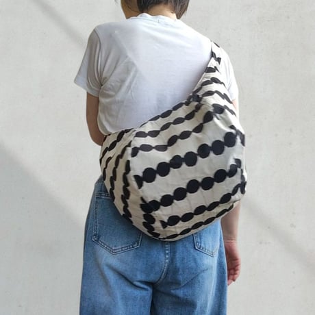 斜めがけするだけで可愛い♡ポンバッグPB105チェリードット生成り✕黒♡ショルダーバッグ体にフィットするボディバッグ斜めがけバッグ
