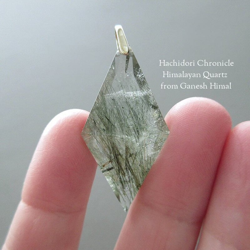 アクチノライト入り ガネーシュヒマール産 ヒマラヤ水晶 / 菱形クロス