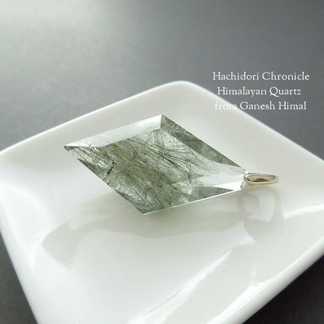 アクチノライト入り ガネーシュヒマール産 ヒマラヤ水晶 / 菱形クロスカット ペンダントトップ [pt-2952]