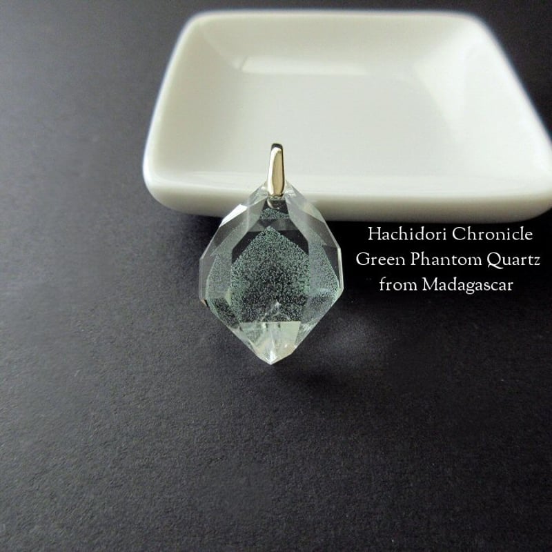 マダガスカル産 グリーンファントムクォーツ / 結晶カット ペンダント