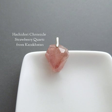 カザフスタン産 ストロベリークォーツ / 小粒結晶カット ペンダント