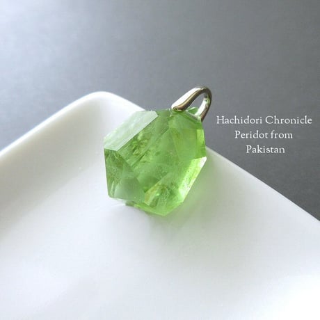 パキスタン産ペリドット / 小粒結晶 ラフカット ペンダントトップ [pt-2957]