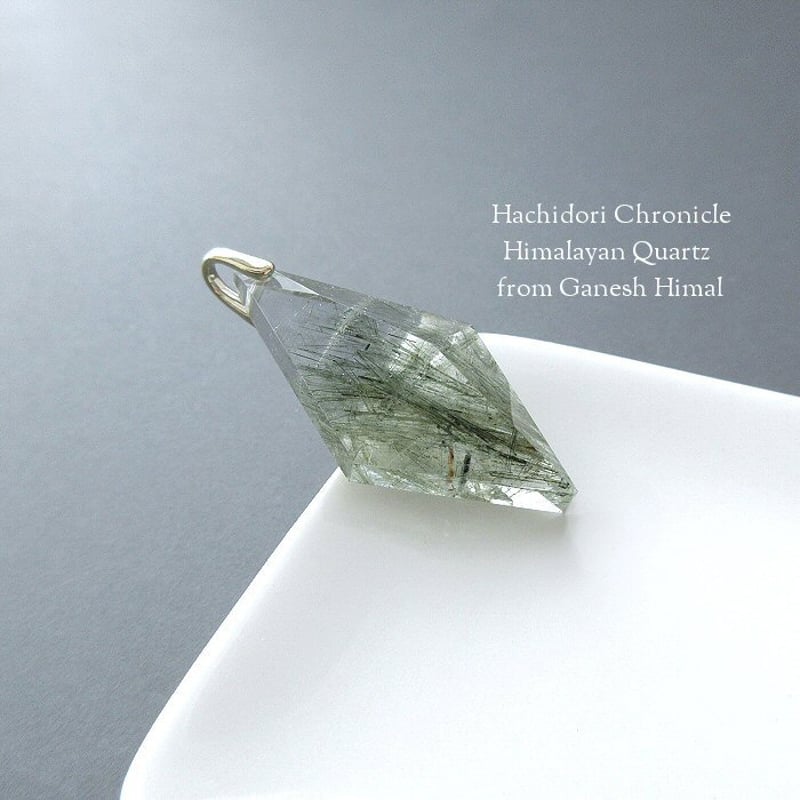 ガネーシュヒマール産 アクチノライトインクォーツ ガネッシュヒマール産】アクチノライトイン天然ヒマラヤ水晶 樽型