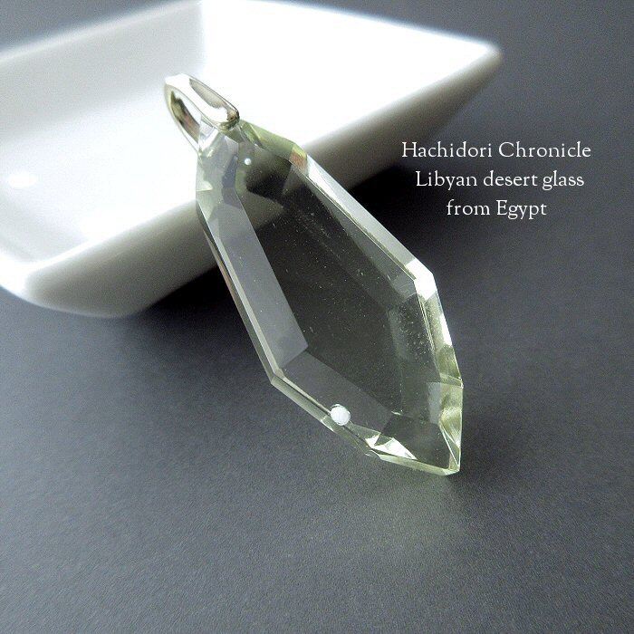 リビアングラス / 縦長8角カット ペンダントトップ [pt-2943