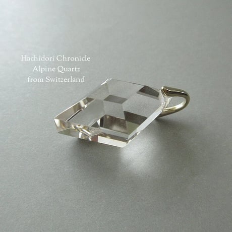 スイス産 アルプス水晶 / 小さめ厚切り 菱形カット ペンダントトップ [pt-2969]