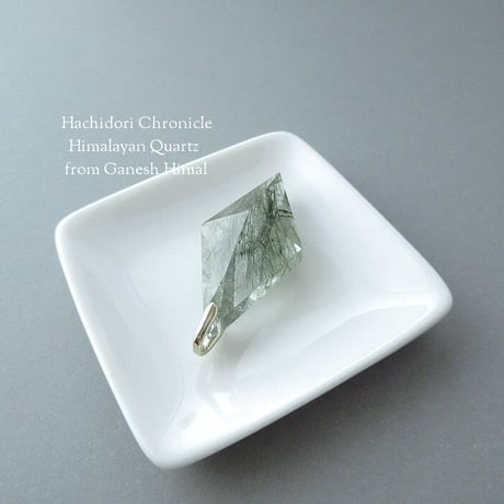 アクチノライト入り ガネーシュヒマール産 ヒマラヤ水晶 / 菱形クロスカット ペンダントトップ [pt-2952]