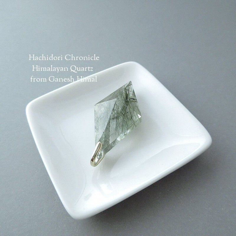 アクチノライト入り ガネーシュヒマール産 ヒマラヤ水晶 / 菱形クロス