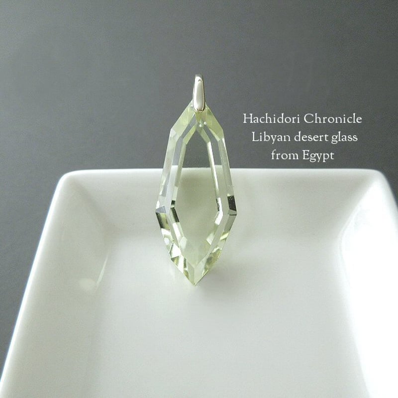 特選！宝石質　リビアングラスペンダントトップ　激安卸価格　リビアングラスチャーム リビアングラス / 縦長8角カット ペンダントトップ [pt-2943