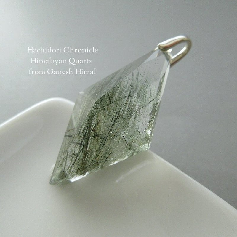 アクチノライト入り ガネーシュヒマール産 ヒマラヤ水晶 / 菱形クロス