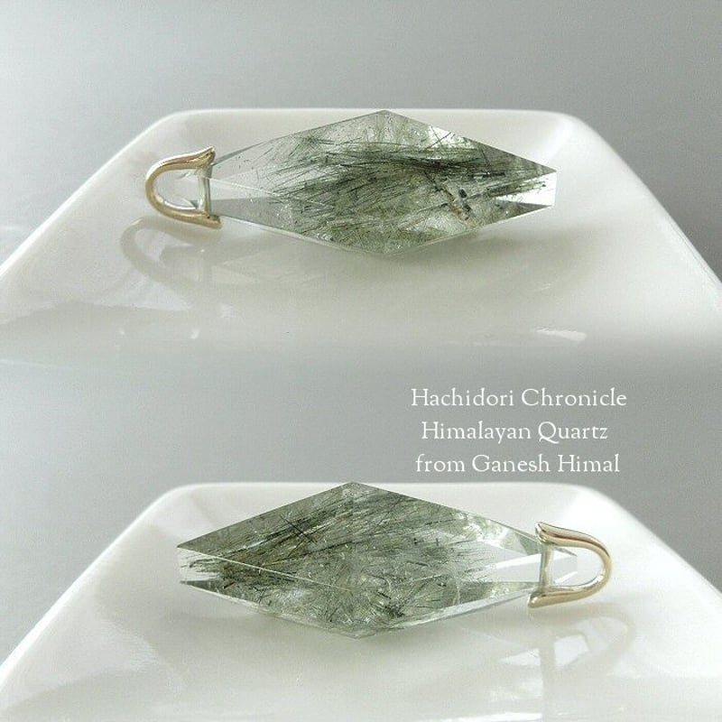 アクチノライト入り ガネーシュヒマール産 ヒマラヤ水晶 / 菱形クロス