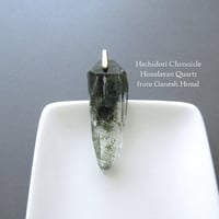 ガネーシュヒマール産ヒマラヤ水晶 / 結晶カット ペンダントトップ（クローライト入り）[pt-3018]