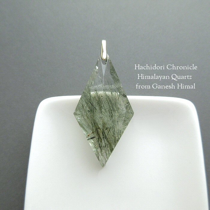 アクチノライト入り ガネーシュヒマール産 ヒマラヤ水晶 / 菱形クロス