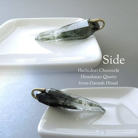 ガネーシュヒマール産ヒマラヤ水晶 / 結晶カット ペンダントトップ（クローライト入り）[pt-3018]