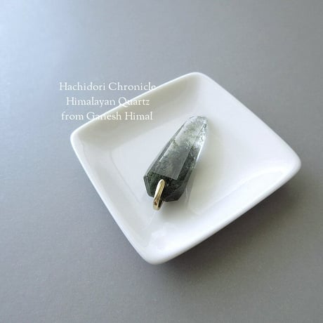 ガネーシュヒマール産ヒマラヤ水晶 / 結晶カット ペンダントトップ（クローライト入り）[pt-3018]