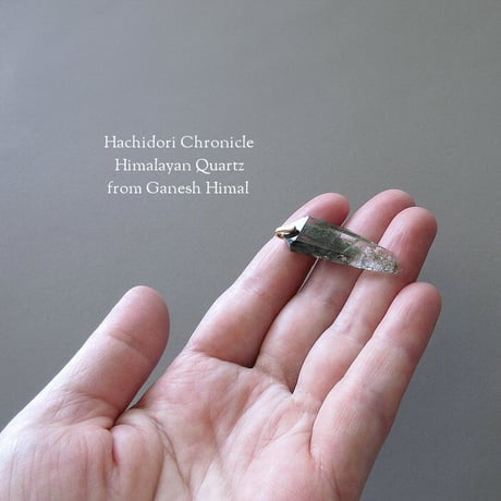 ガネーシュヒマール産ヒマラヤ水晶 / 結晶カット ペンダントトップ（クローライト入り）[pt-3018]