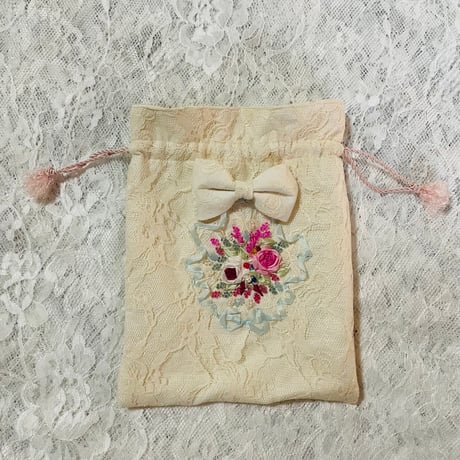nana2277nana。刺繍布地のパッチワーク巾着袋（ピンク系×白系) How to
