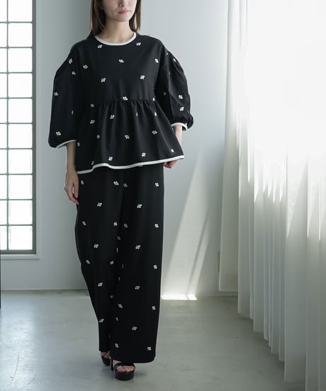 花柄刺繍パイピングブラウス