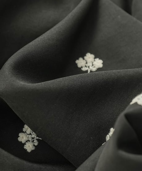 花柄刺繍パイピングブラウス