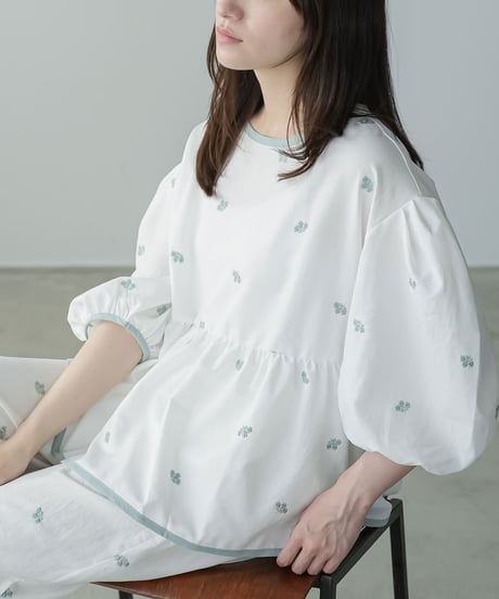 花柄刺繍パイピングブラウス