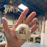 ロゴや名前やQRコードを刻印　18面体キーホルダー