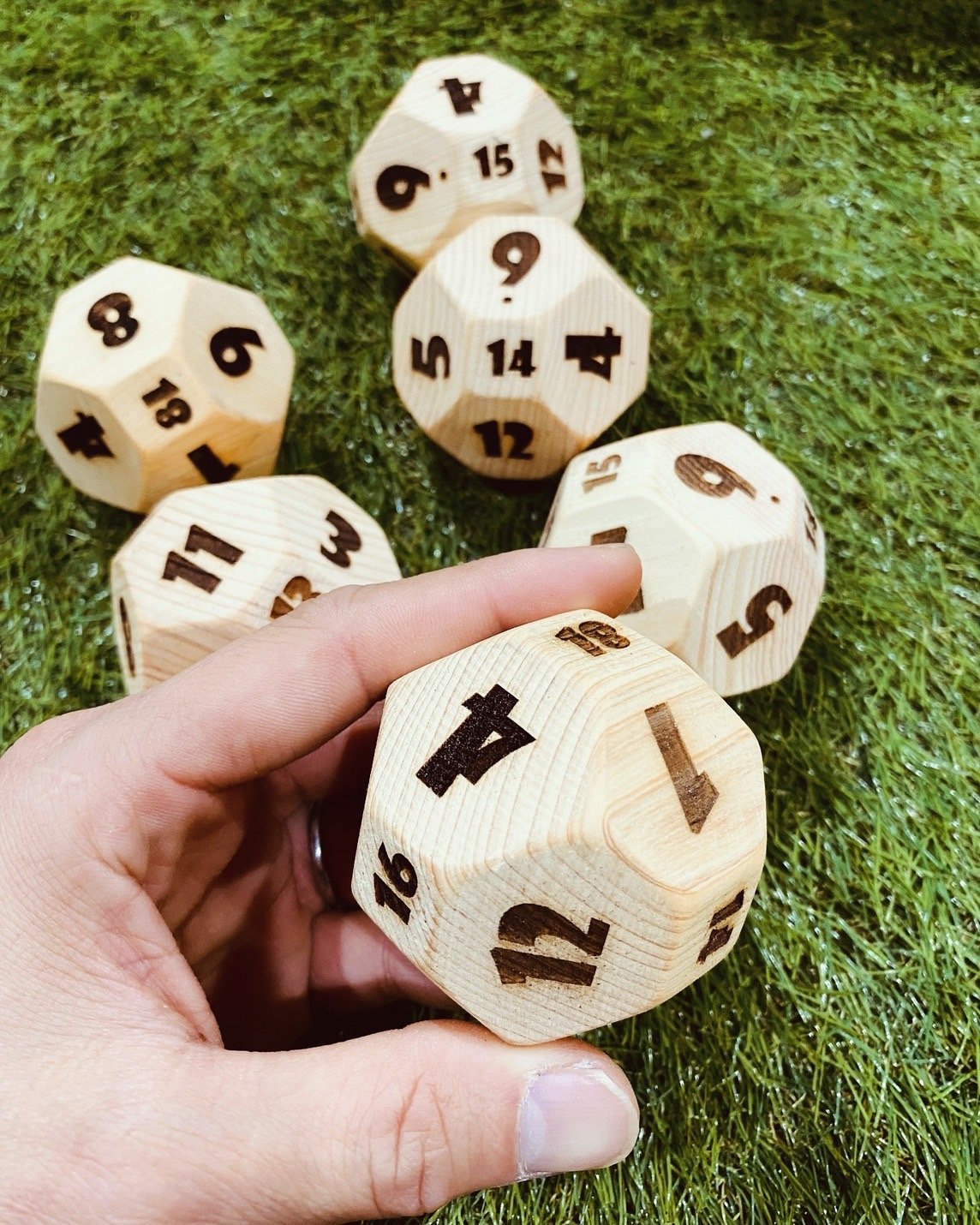 ヒノキのサイコロ２個セット 5cm ✕ 5cm　視力の低い方も手触りで読める ヒノキのサイコロ2個セット 5cm ✕ 5cm 視力の低い方も手触りで