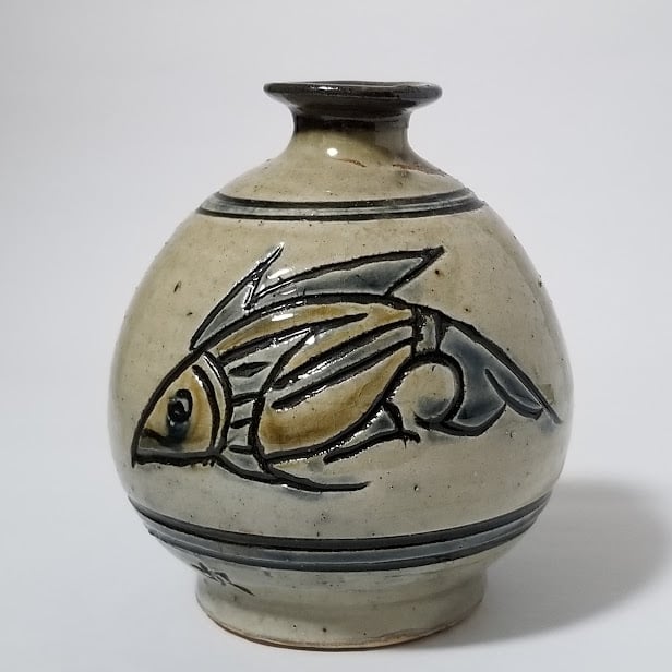 金城次郎の徳利 壺屋焼 人間国宝 金城次郎作 海老魚文長徳利 – 生活民芸 なかむた