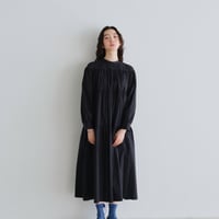 ミニマルスタンドカラーのブラックワンピース