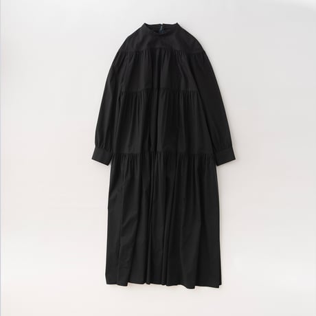 ミニマルスタンドカラーのブラックワンピース