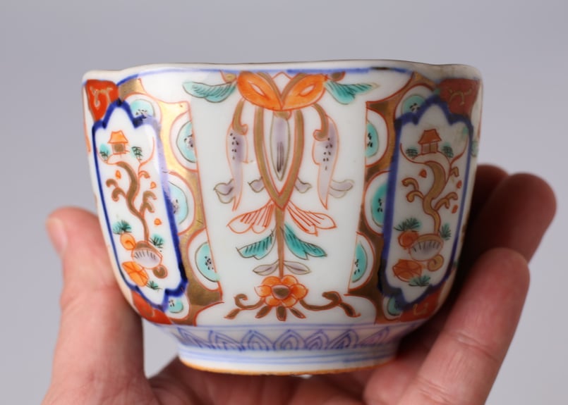 k10 伊万里焼　向付　猪口　錦手　錦出　青赤花模様の陶器20個セット　お茶事 k10 伊万里焼 向付 猪口 錦手 錦出 青赤花模様の陶器20