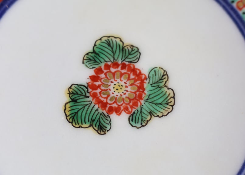 240 錦手 大聖寺伊万里 捻り紋 菊 通り物 五寸皿 | あさい骨董店
