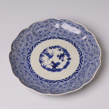 【格安！】古伊万里 大皿 上品 花微塵 超オススメ❗️ 古伊万里 染付 微塵唐草 成化年製文 輪花型 六寸皿 - 生活骨董と古布の