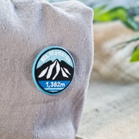 Mt. Madarao 刺繍缶バッジ（φ約5cm）