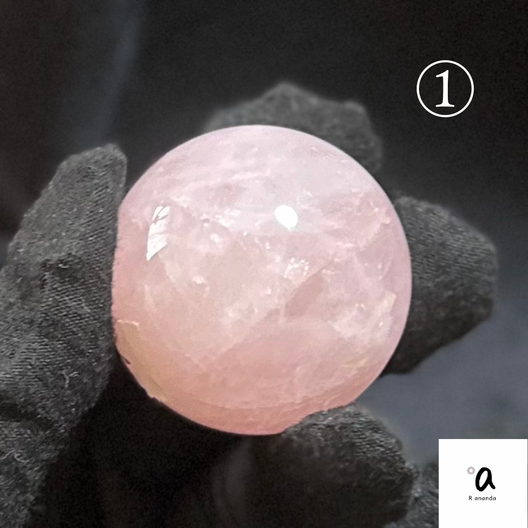 新品未使用　【ローズオーラ水晶】スフィア　48.5ミリ玉　恋愛、自己愛に最適！ 新品未使用 【ローズオーラ水晶】スフィア 48.5ミリ玉 恋愛、自己愛に