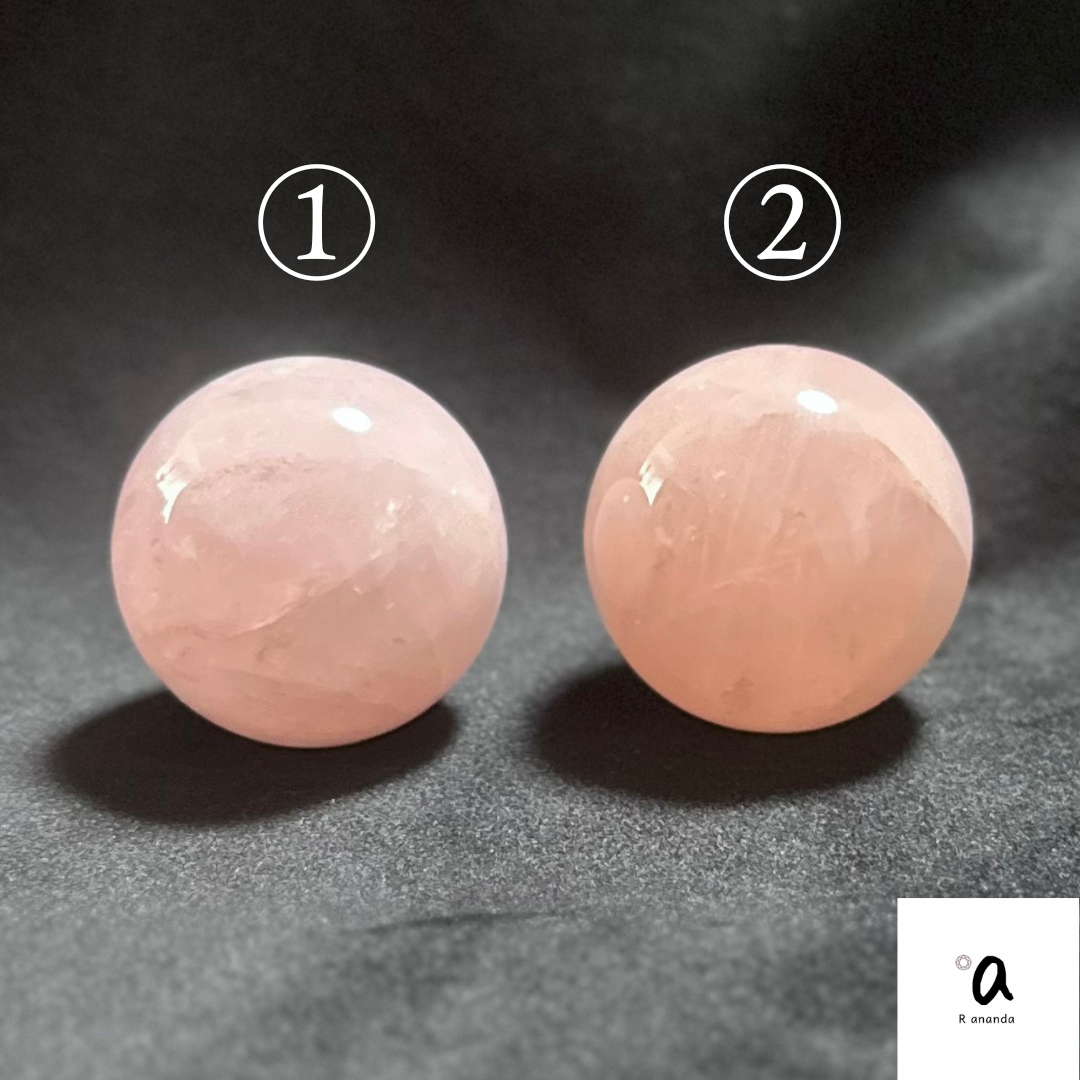 新品未使用　【ローズオーラ水晶】スフィア　48.5ミリ玉　恋愛、自己愛に最適！ みつめて】エンジェルオーラ ローズクォーツ スフィア 金のスフィア台