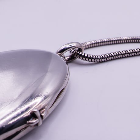 Tiffany & Co. GERMANY oval locket pendant necklace